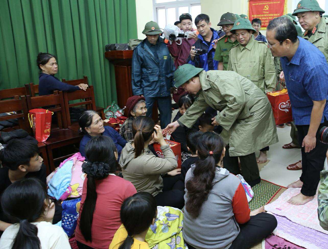 Phó Thủ tướng Trần Hồng Hà kiểm tra, rà soát công tác ứng phó ngay trước khi bão số 13 đổ bộ