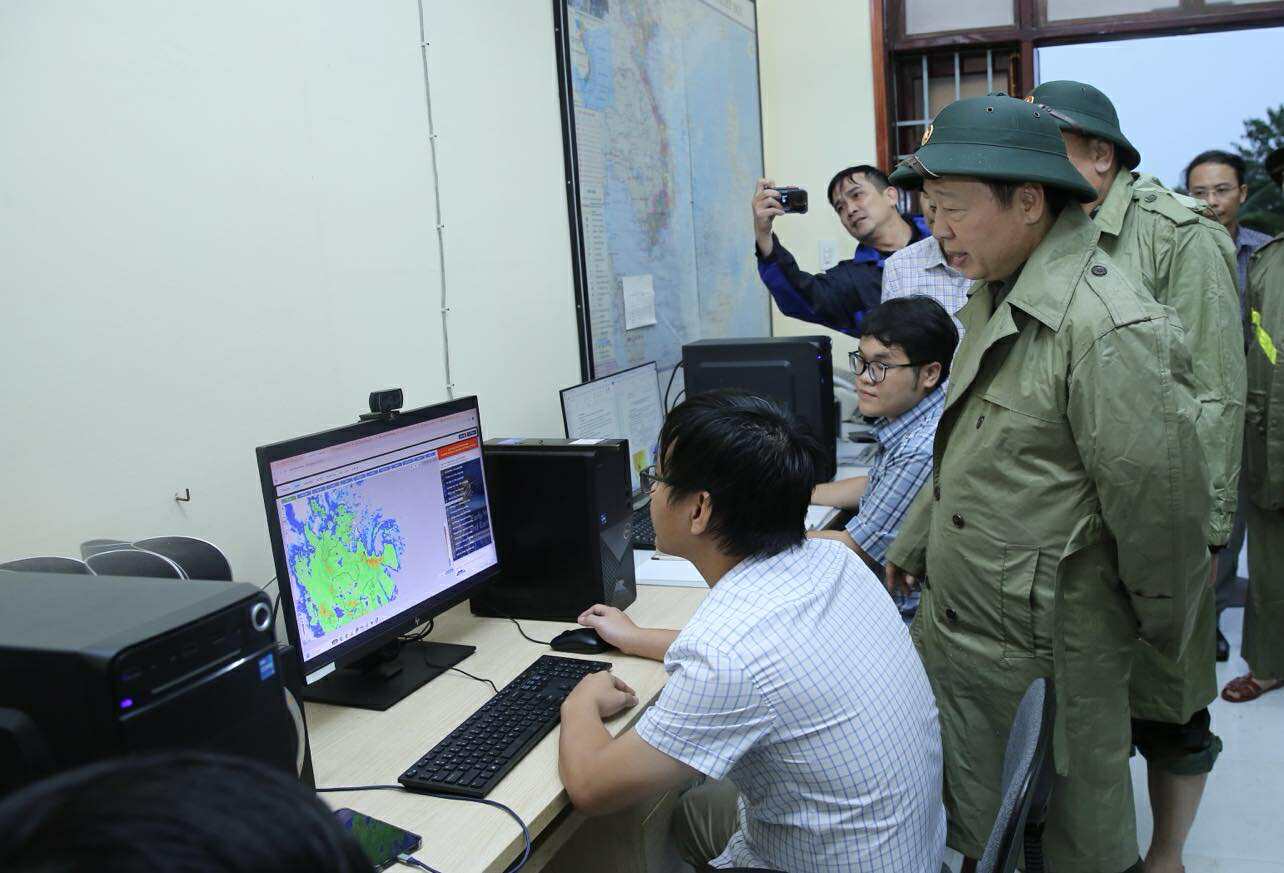 Phó Thủ tướng Trần Hồng Hà kiểm tra, rà soát công tác ứng phó ngay trước khi bão số 13 đổ bộ