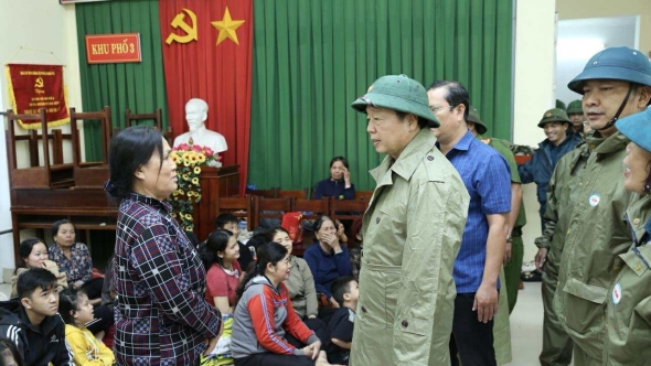 Phó Thủ tướng Trần Hồng Hà kiểm tra, rà soát công tác ứng phó ngay trước khi bão số 13 đổ bộ