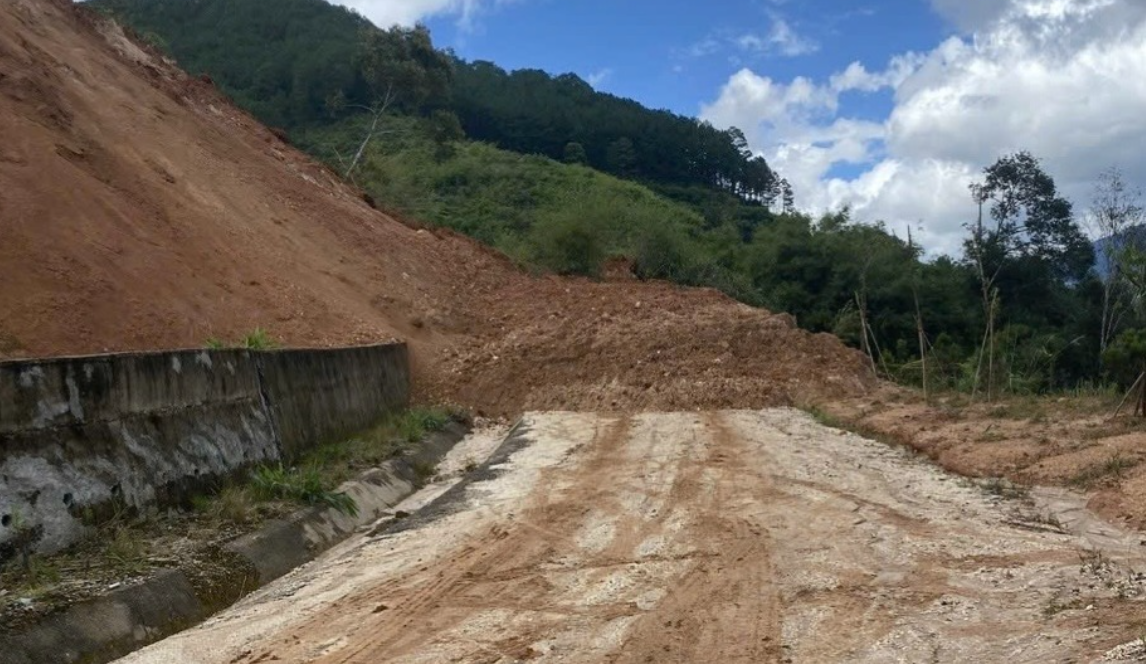 Quảng Ngãi: Sạt lở nghiêm trọng, hàng nghìn mét khối đất đá sạt xuống đường Quảng Ngãi: Sạt lở nghiêm trọng, hàng nghìn mét khối đất đá sạt xuống đường