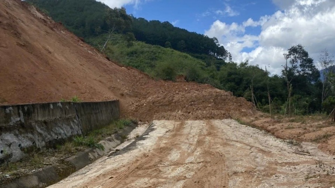 Quảng Ngãi: Sạt lở nghiêm trọng, hàng nghìn mét khối đất đá sạt xuống đường