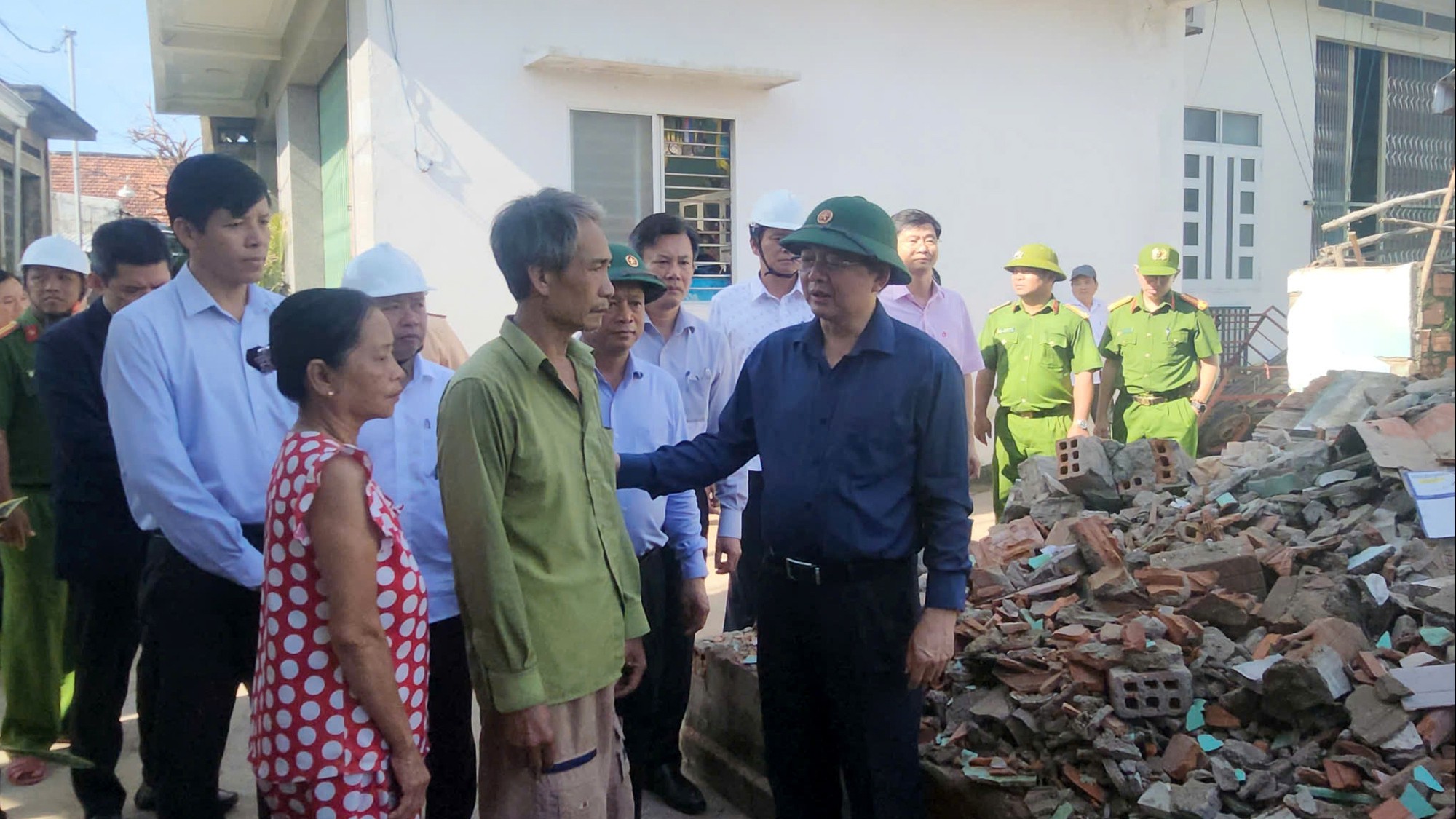 Phó Thủ tướng Hồ Quốc Dũng thăm, tặng quà người dân Gia Lai bị ảnh hưởng do bão số 13