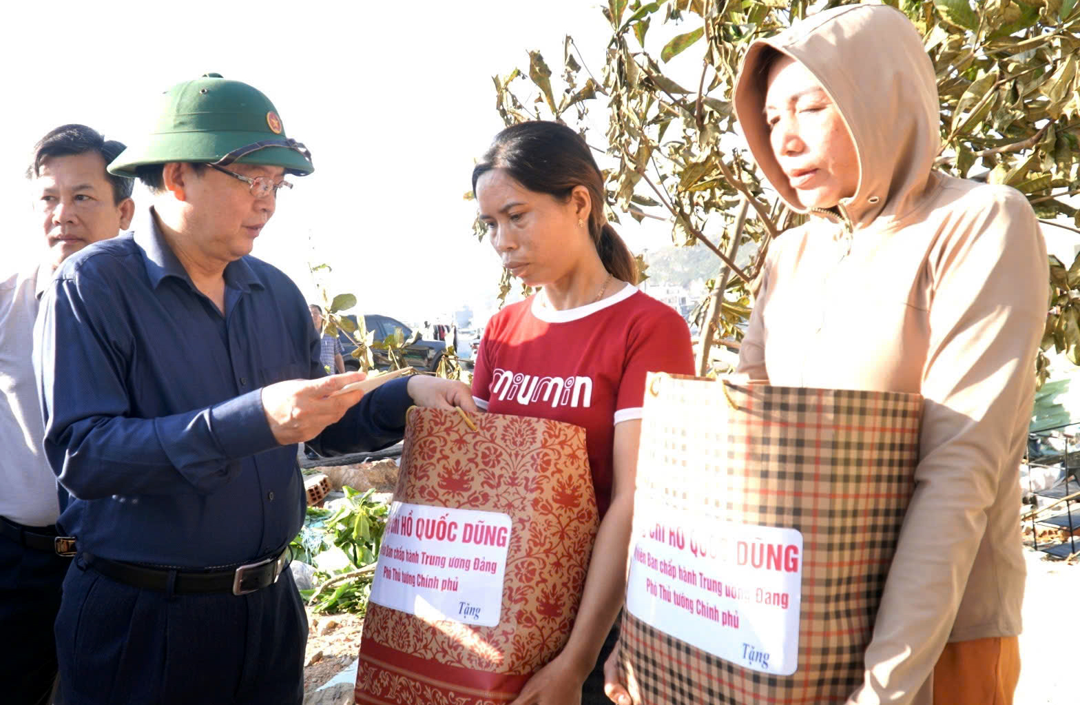 Phó Thủ tướng Hồ Quốc Dũng thăm, tặng quà người dân Gia Lai bị ảnh hưởng do bão số 13