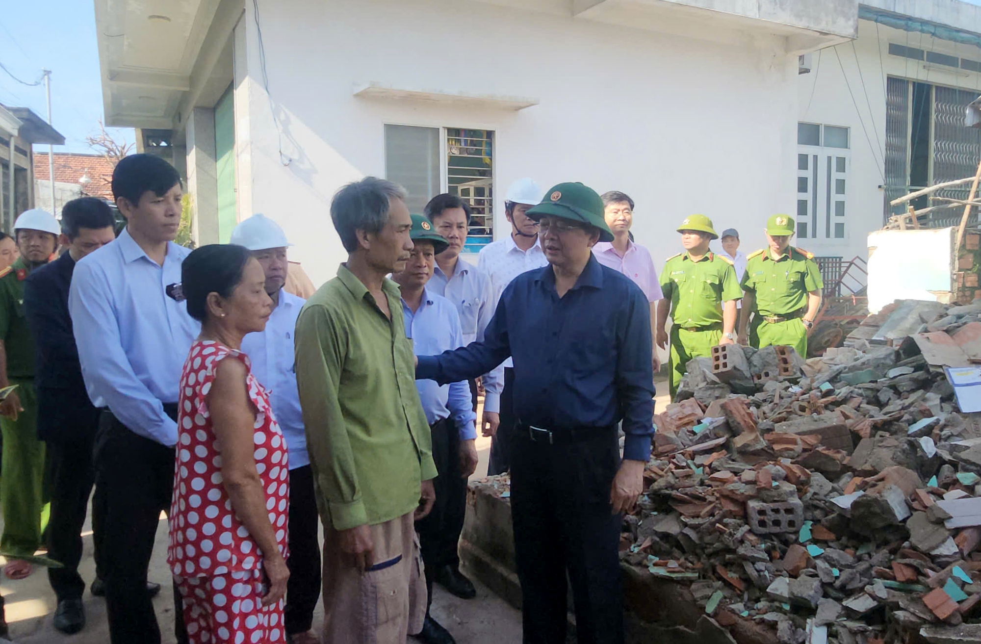 Phó Thủ tướng Hồ Quốc Dũng thăm, tặng quà người dân Gia Lai bị ảnh hưởng do bão số 13