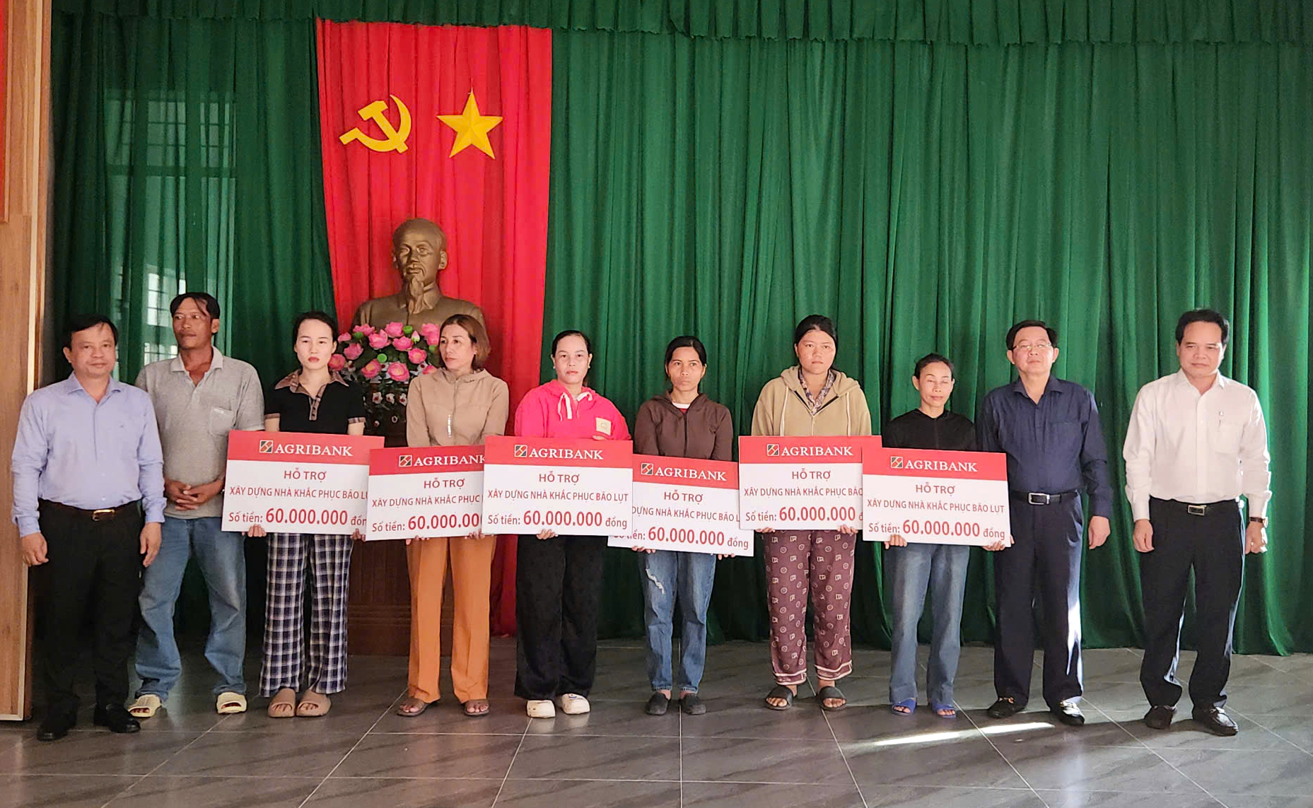 Phó Thủ tướng Hồ Quốc Dũng thăm, tặng quà người dân Gia Lai bị ảnh hưởng do bão số 13