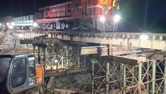 Khôi phục tuyến đường sắt Bắc-Nam sau 4 ngày gián đoạn do bão số 13