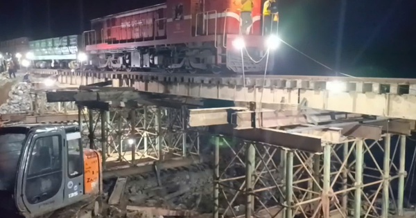 Khôi phục tuyến đường sắt Bắc-Nam sau 4 ngày gián đoạn do bão số 13