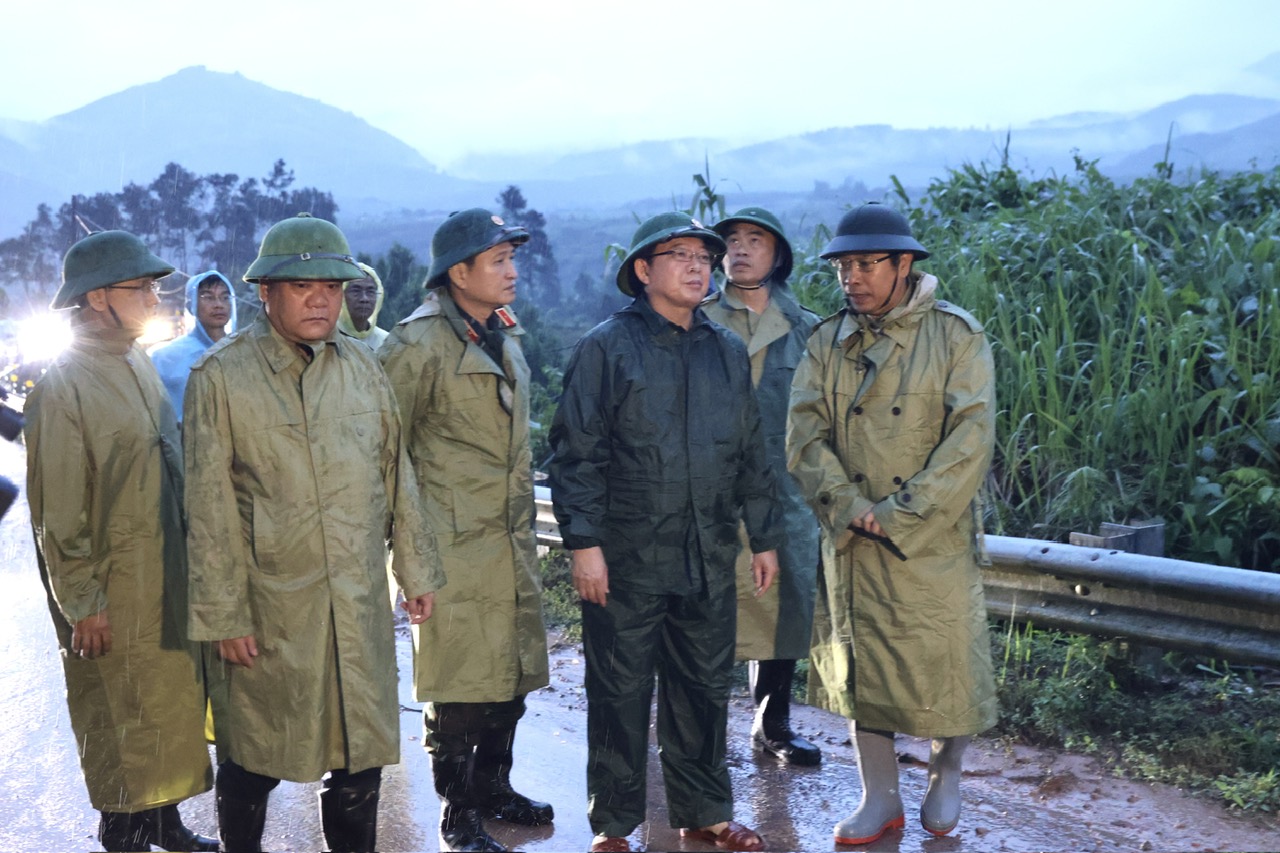 Phó Thủ tướng Hồ Quốc Dũng trực tiếp chỉ đạo khắc phục sạt lở tại đèo Khánh Lê