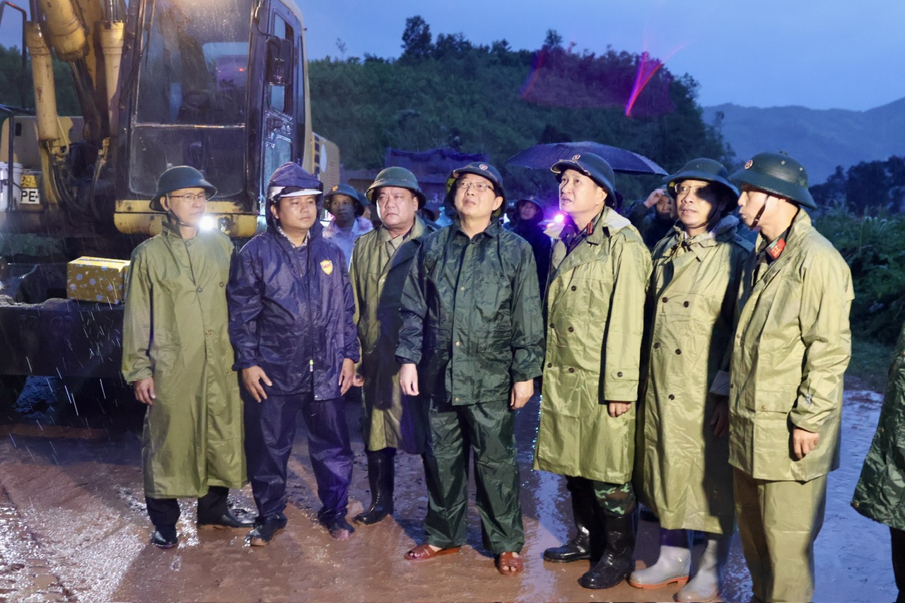 Phó Thủ tướng Hồ Quốc Dũng trực tiếp chỉ đạo khắc phục sạt lở tại đèo Khánh Lê