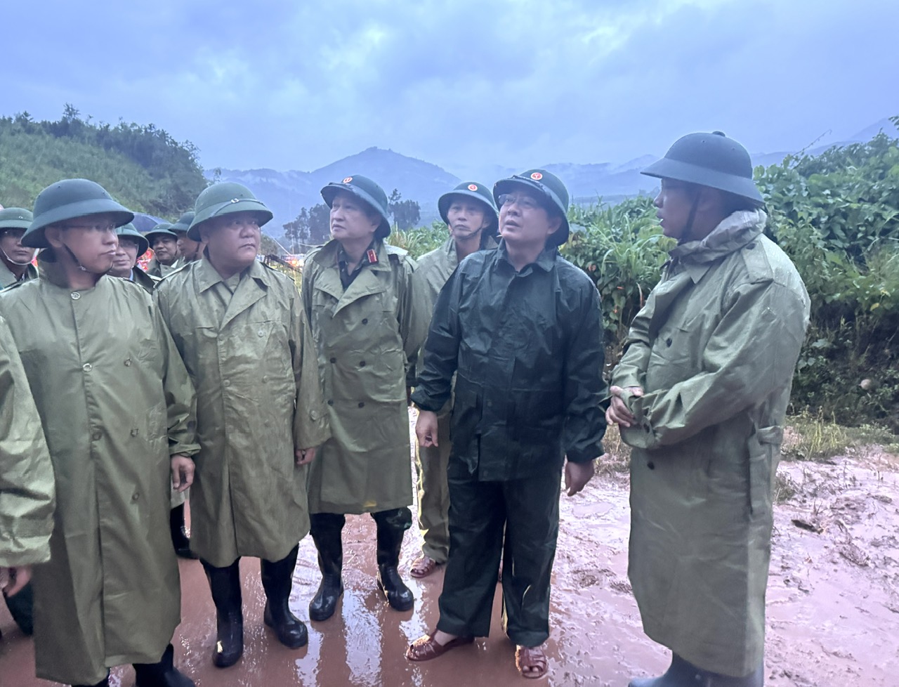 Phó Thủ tướng Hồ Quốc Dũng trực tiếp chỉ đạo khắc phục sạt lở tại đèo Khánh Lê