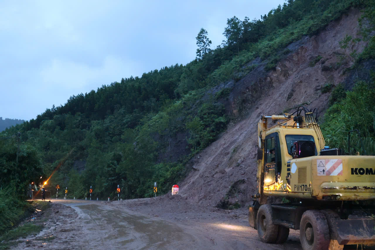 Phó Thủ tướng Hồ Quốc Dũng trực tiếp chỉ đạo khắc phục sạt lở tại đèo Khánh Lê