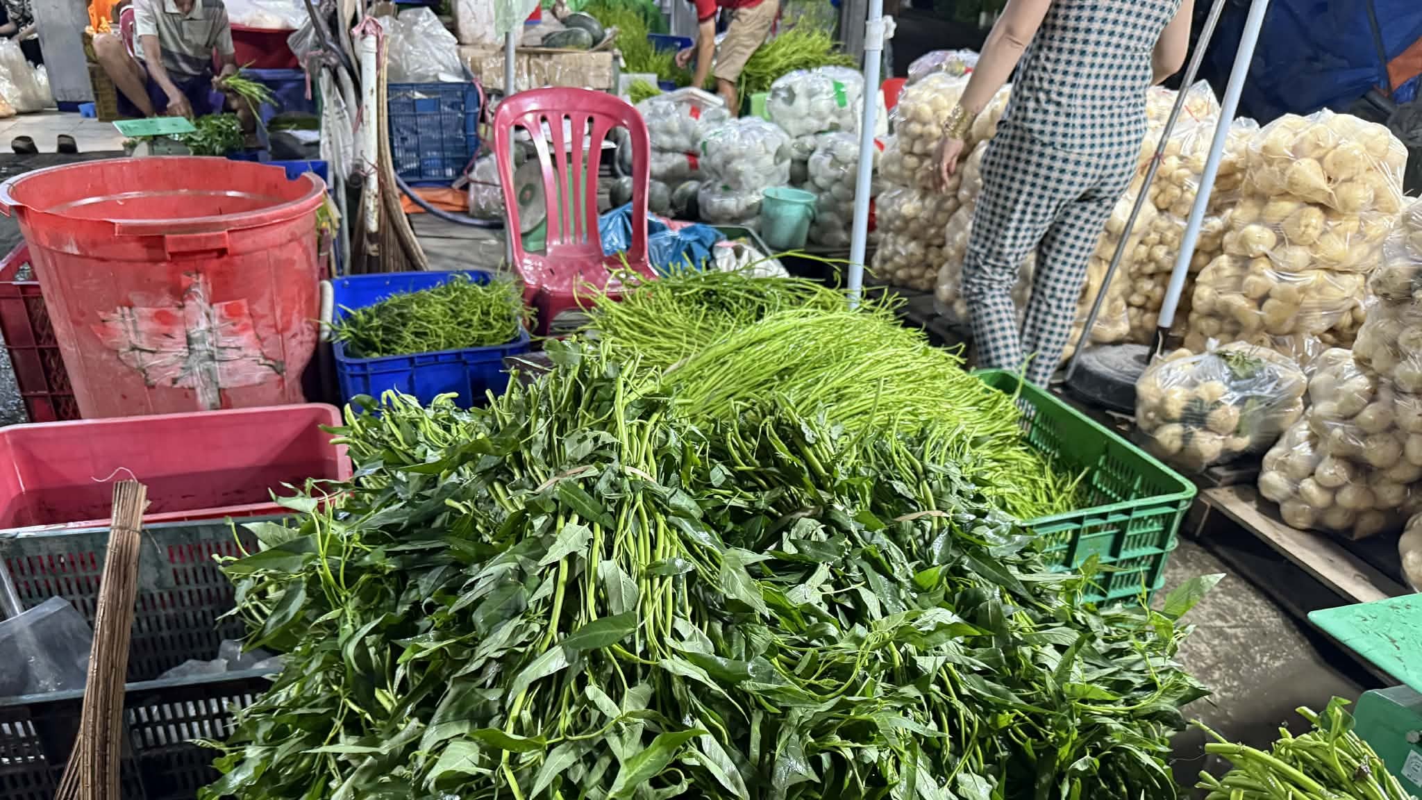 TPHCM: Ngăn chặn tình trạng lợi dụng khó khăn chung để nâng giá bán mặt hàng thiết yếu