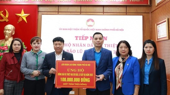 LĐLĐ TP. Hà Nội trao 100 triệu đồng ủng hộ đồng bào miền Trung