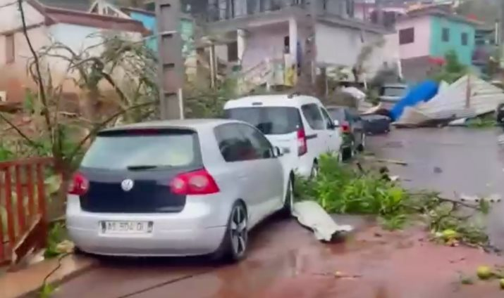 Siêu bão Chido tàn phá nặng nề, gây thương vong kinh hoàng tại Pháp Siêu bão Chido tàn phá nặng nề, gây thương vong kinh hoàng tại Pháp