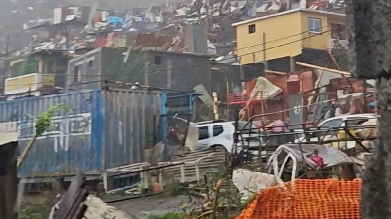 Siêu bão Chido tàn phá nặng nề, gây thương vong kinh hoàng tại Pháp