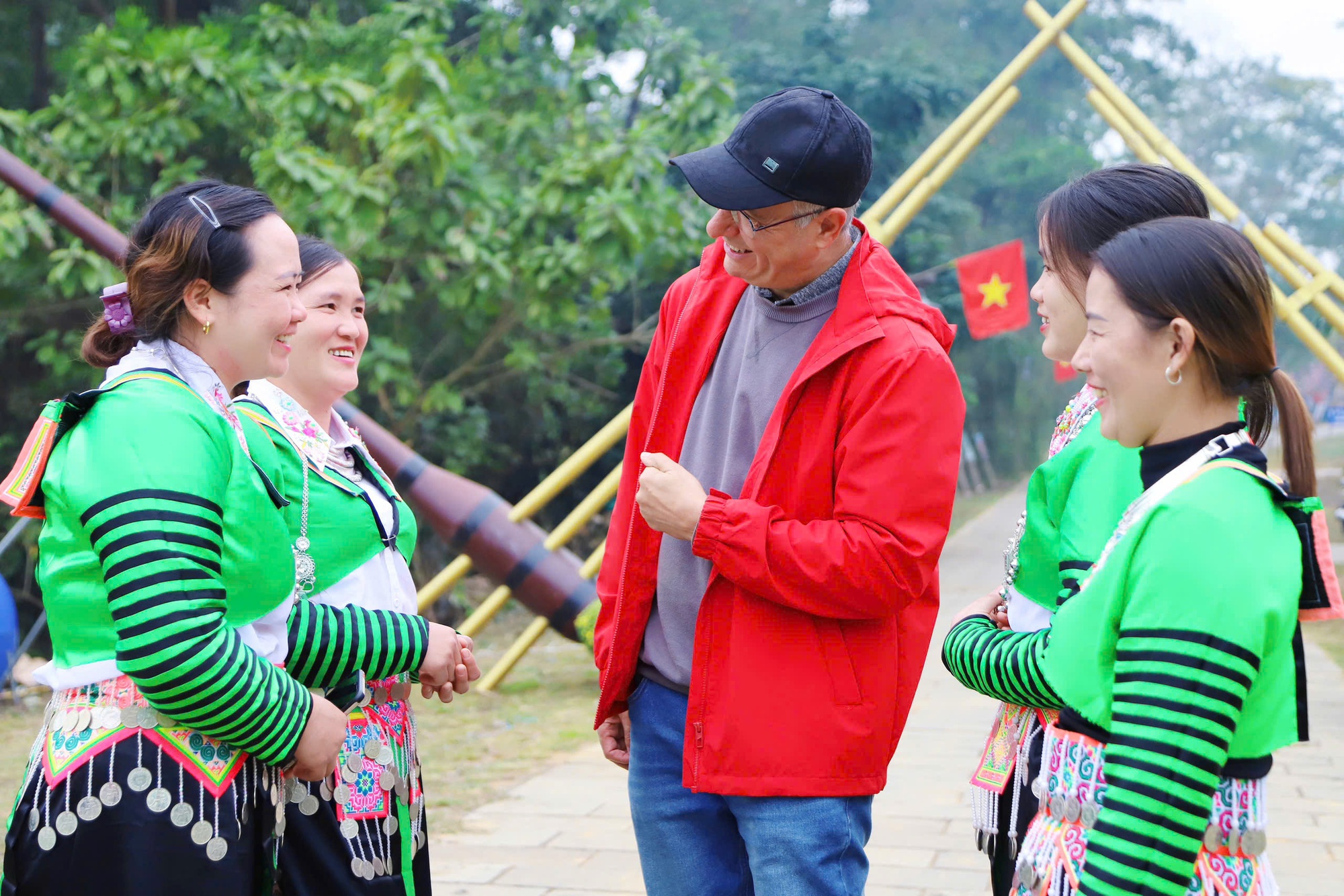 Vun đắp tình đoàn kết, gắn bó giữa các dân tộc Vun đắp tình đoàn kết, gắn bó giữa các dân tộc