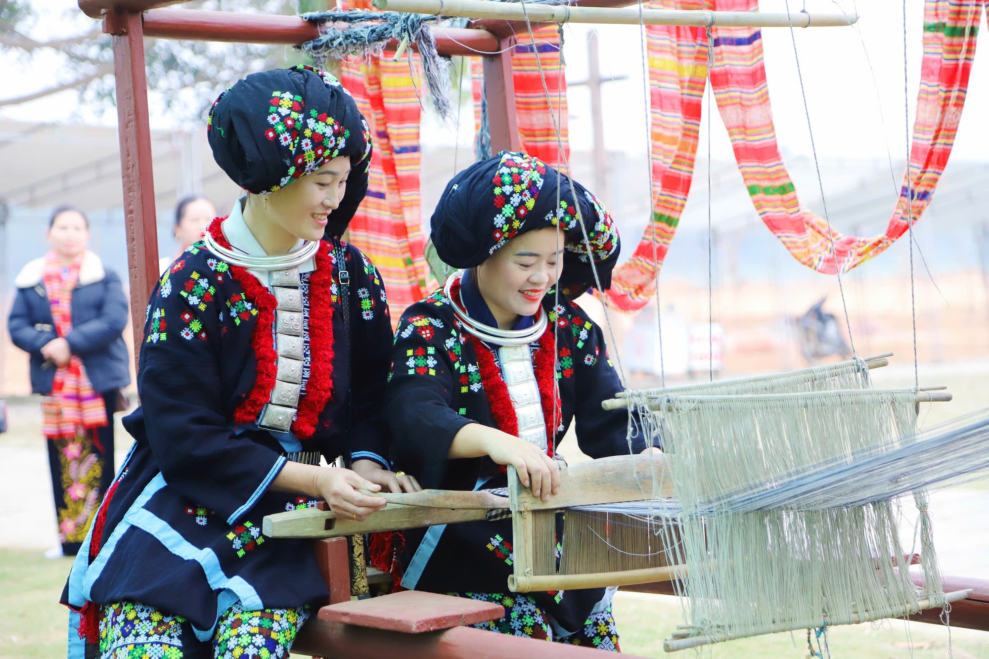 Vun đắp tình đoàn kết, gắn bó giữa các dân tộc Vun đắp tình đoàn kết, gắn bó giữa các dân tộc