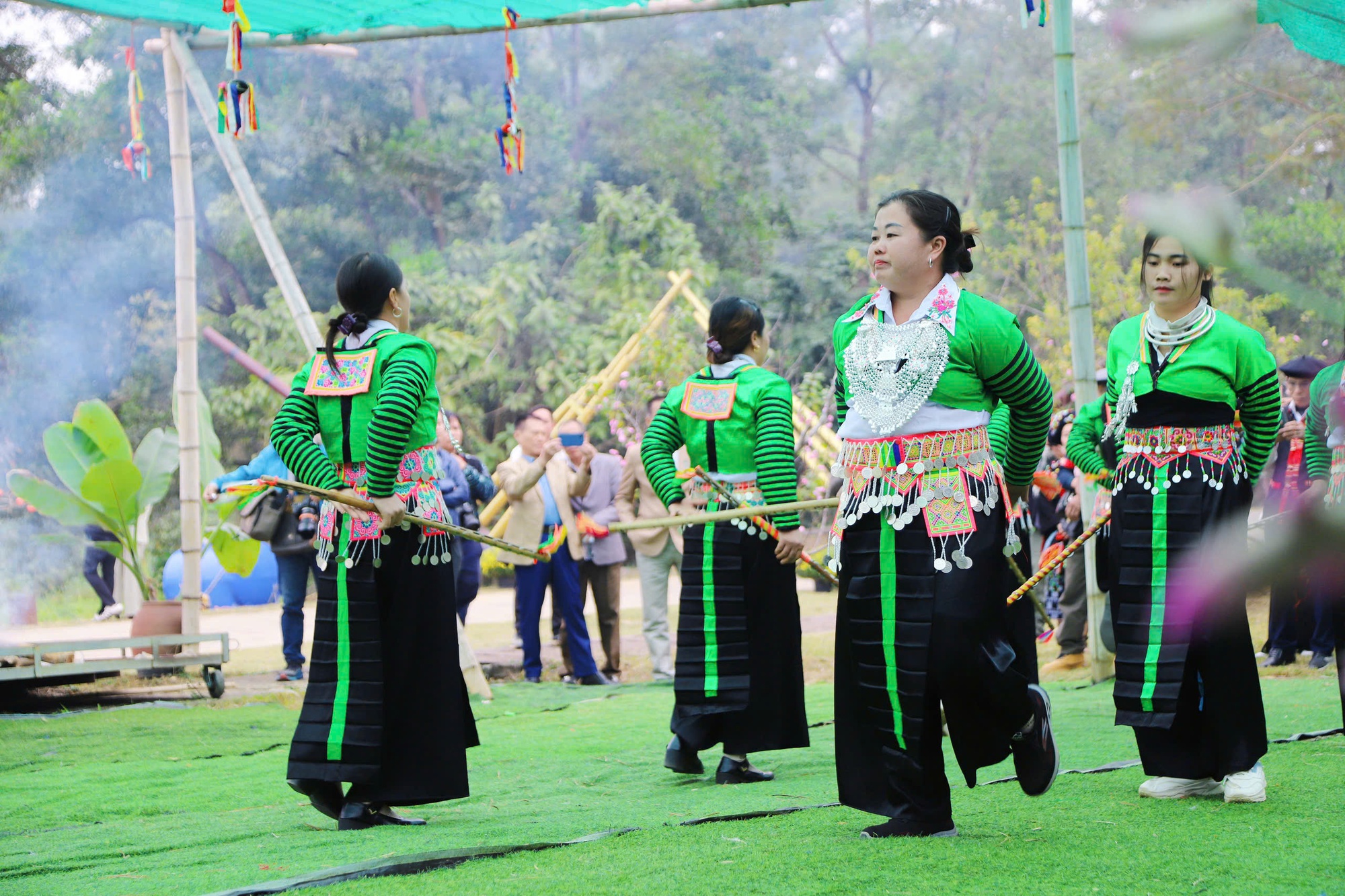 Vun đắp tình đoàn kết, gắn bó giữa các dân tộc Vun đắp tình đoàn kết, gắn bó giữa các dân tộc