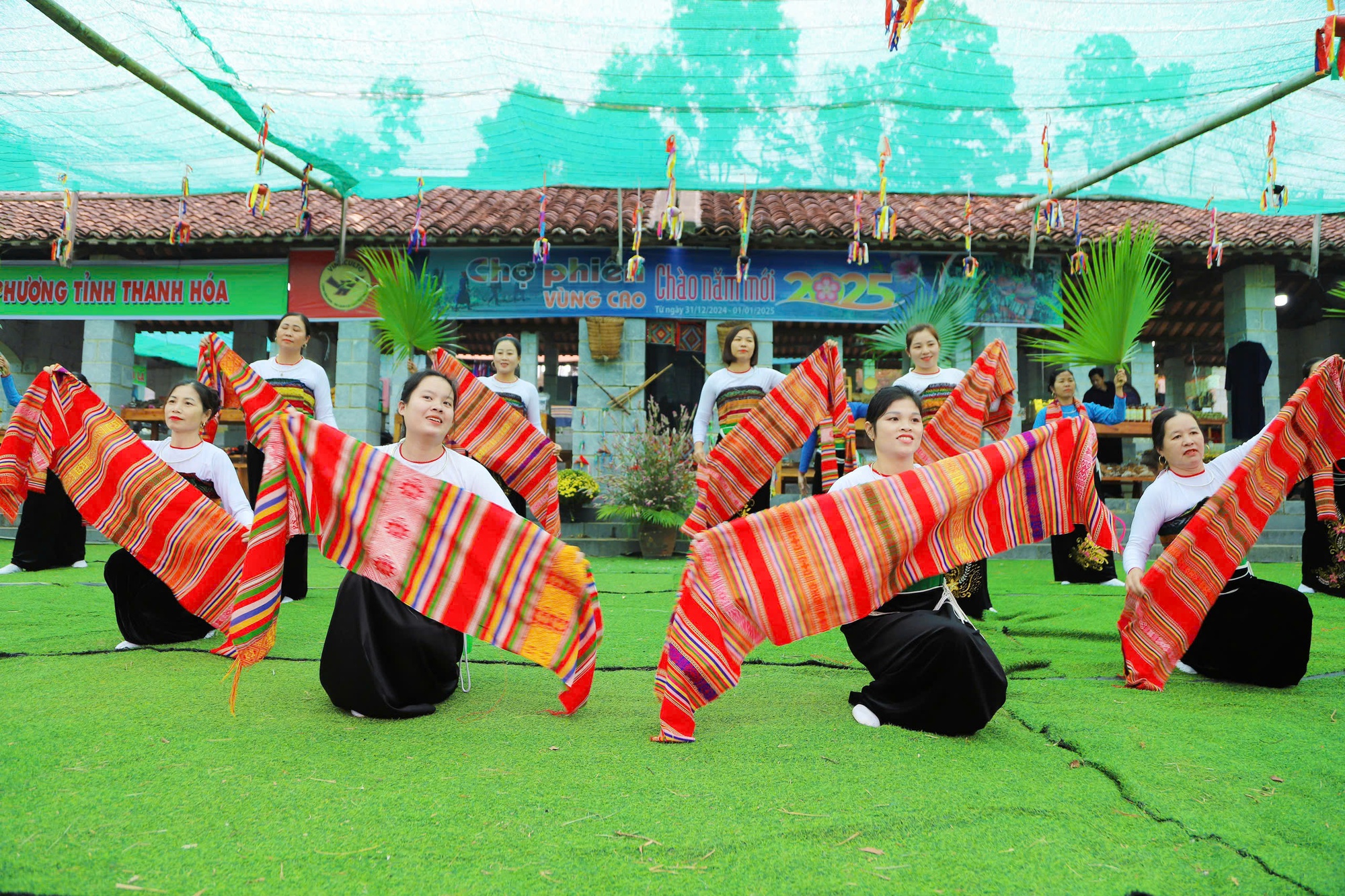 Vun đắp tình đoàn kết, gắn bó giữa các dân tộc Vun đắp tình đoàn kết, gắn bó giữa các dân tộc