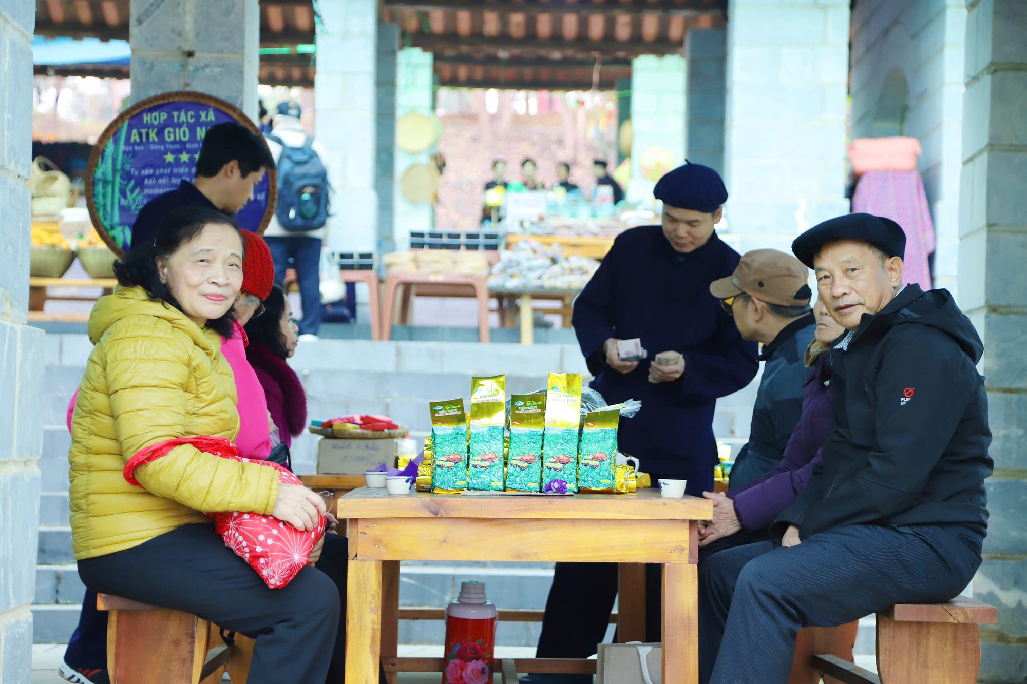 Vun đắp tình đoàn kết, gắn bó giữa các dân tộc Vun đắp tình đoàn kết, gắn bó giữa các dân tộc