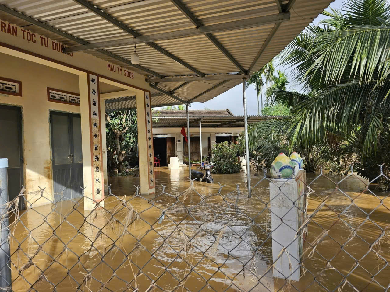 Mưa lũ diễn biến phức tạp, Khánh Hòa yêu cầu khẩn trương sơ tán người dân