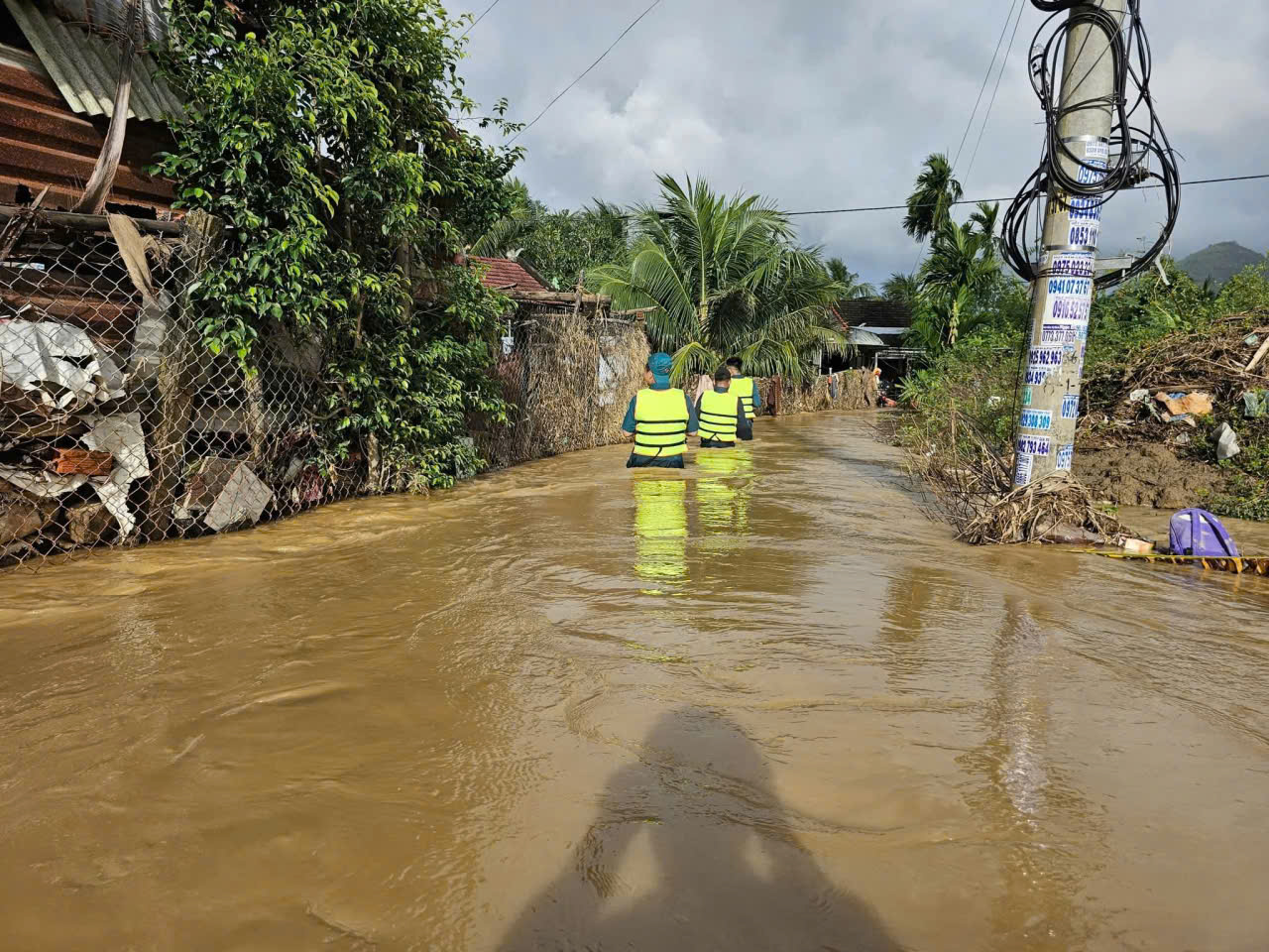 Mưa lũ diễn biến phức tạp, Khánh Hòa yêu cầu khẩn trương sơ tán người dân