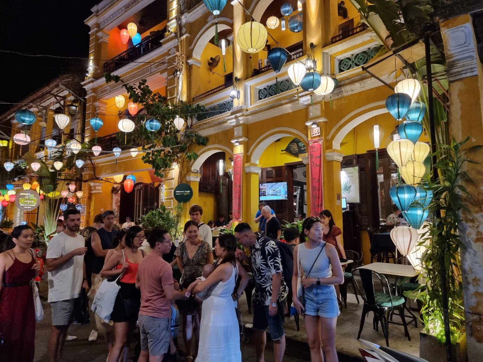 Khách quốc tế đến Việt Nam lập kỷ lục mới, vượt mốc trước đại dịch Khách quốc tế đến Việt Nam lập kỷ lục mới, vượt mốc trước đại dịch