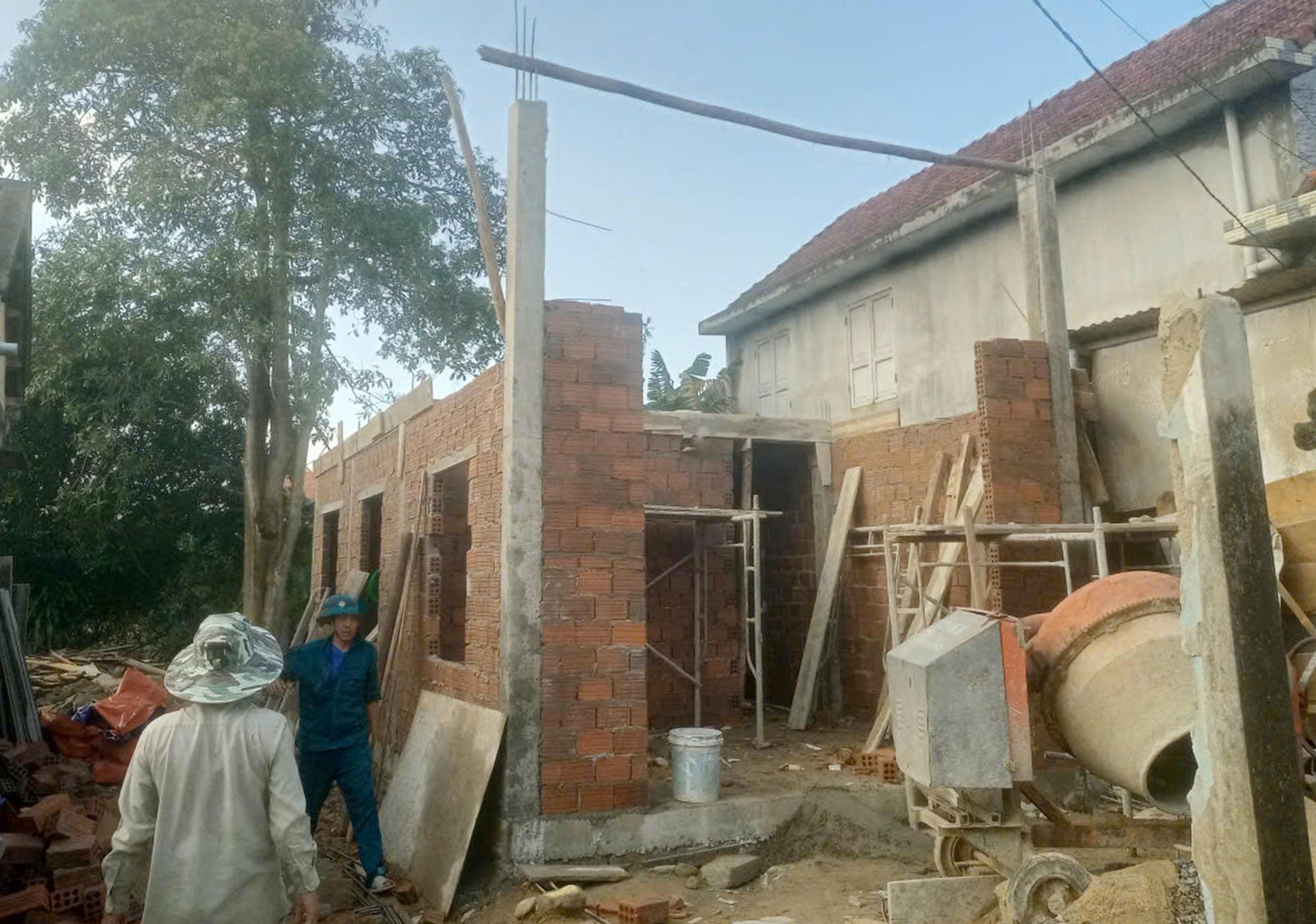 Bộ CHQS TP. Huế chỉ đạo đẩy nhanh tiến độ xây nhà cho người dân vùng lũ