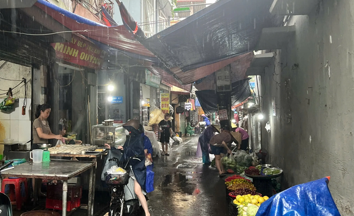 Chợ tự phát gây mất mỹ quan đô thị, không bảo đảm an toàn thực phẩm và vệ sinh môi trường