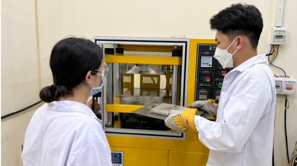 Sinh viên sáng chế công nghệ biến khẩu trang đã qua sử dụng thành tấm nhựa PP