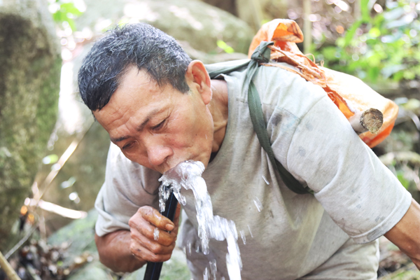 Đồng Nai: Tìm mạch nước ngọt trên đỉnh núi Chứa Chan Đồng Nai: Tìm mạch nước ngọt trên đỉnh núi Chứa Chan