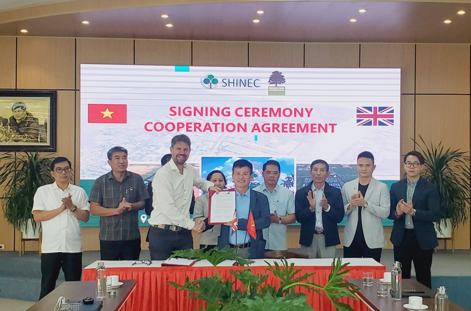 Shinec và Shire Oak International hợp tác phát triển dự án điện mặt trời áp mái thí điểm tại KCN Nam Cầu Kiền Shinec và Shire Oak International hợp tác phát triển dự án điện mặt trời áp mái thí điểm tại KCN Nam Cầu Kiền