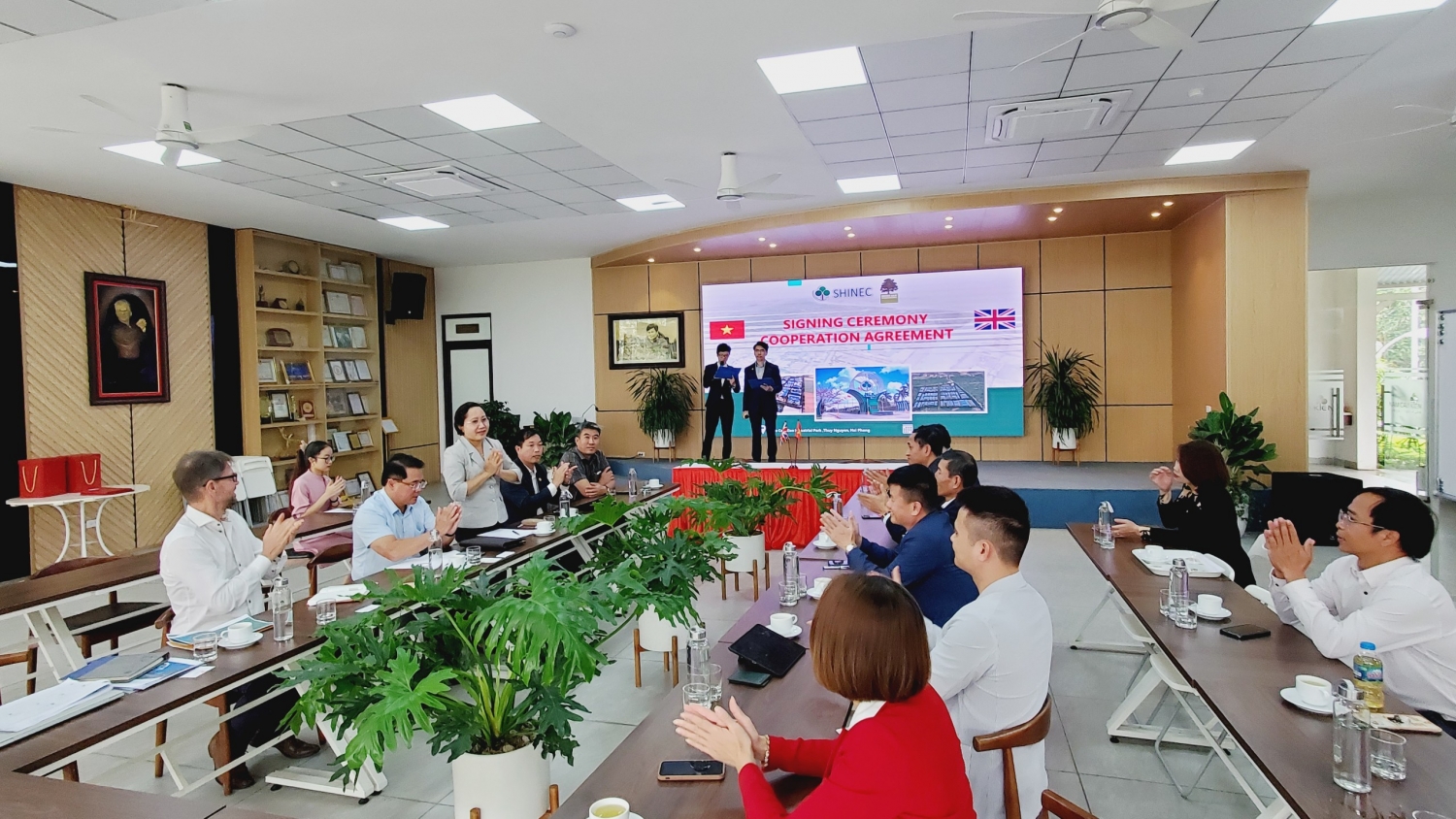 Shinec và Shire Oak International hợp tác phát triển dự án điện mặt trời áp mái thí điểm tại KCN Nam Cầu Kiền Shinec và Shire Oak International hợp tác phát triển dự án điện mặt trời áp mái thí điểm tại KCN Nam Cầu Kiền