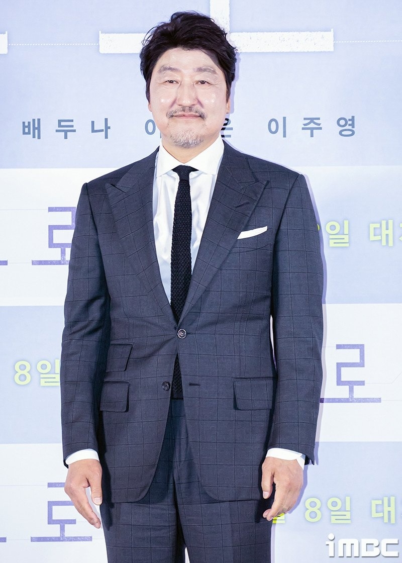 Sao Hàn hôm nay 11/5: IU nhận cơn mưa lời khen từ “ông vua phòng vé” Song Kang Ho