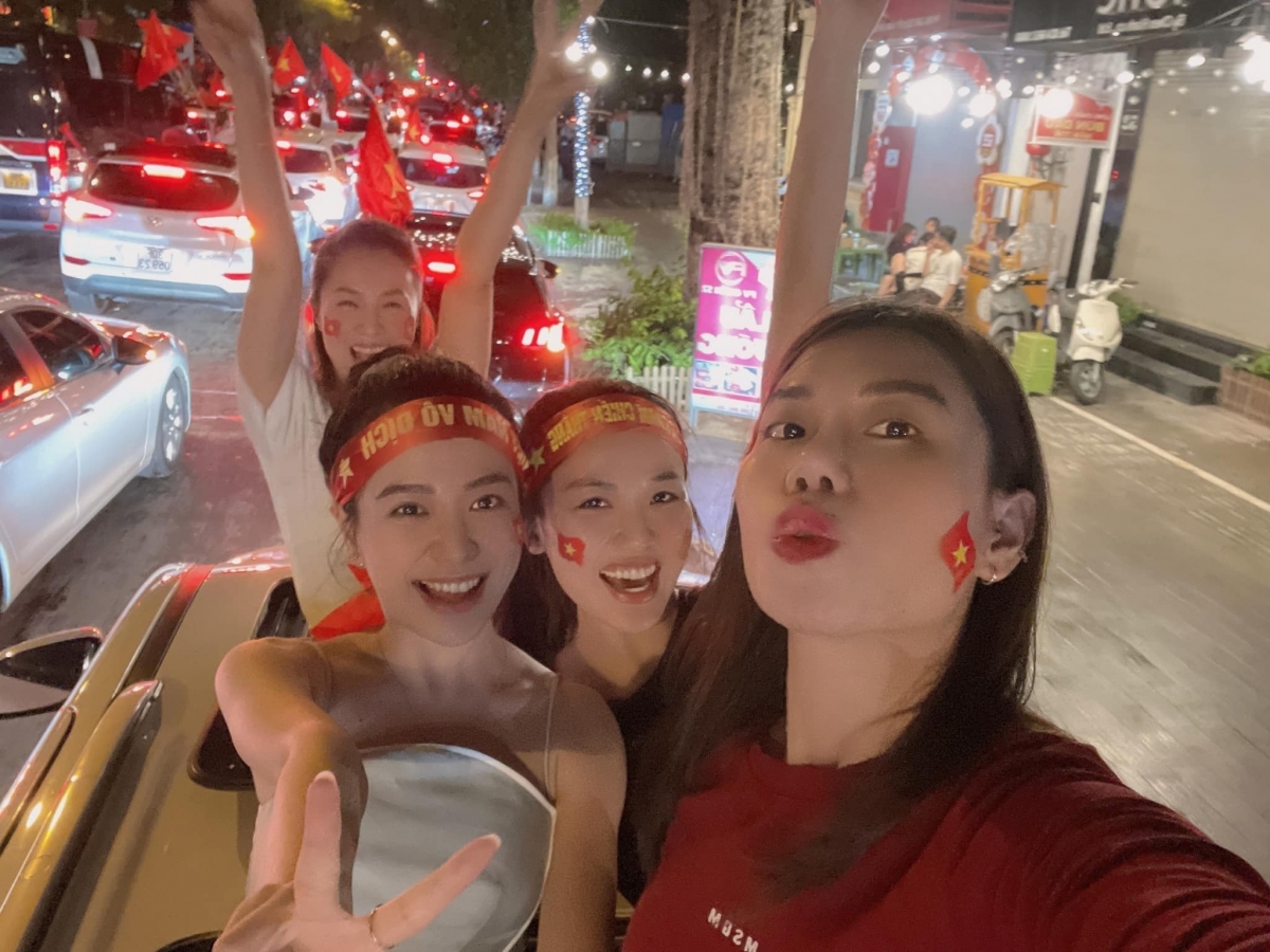 Sao Việt hôm nay 23/5: Dàn sao Việt hào hứng khoe ảnh muôn vàn kiểu "đi bão" Sao Việt hôm nay 23/5: Dàn sao Việt hào hứng khoe ảnh muôn vàn kiểu "đi bão"