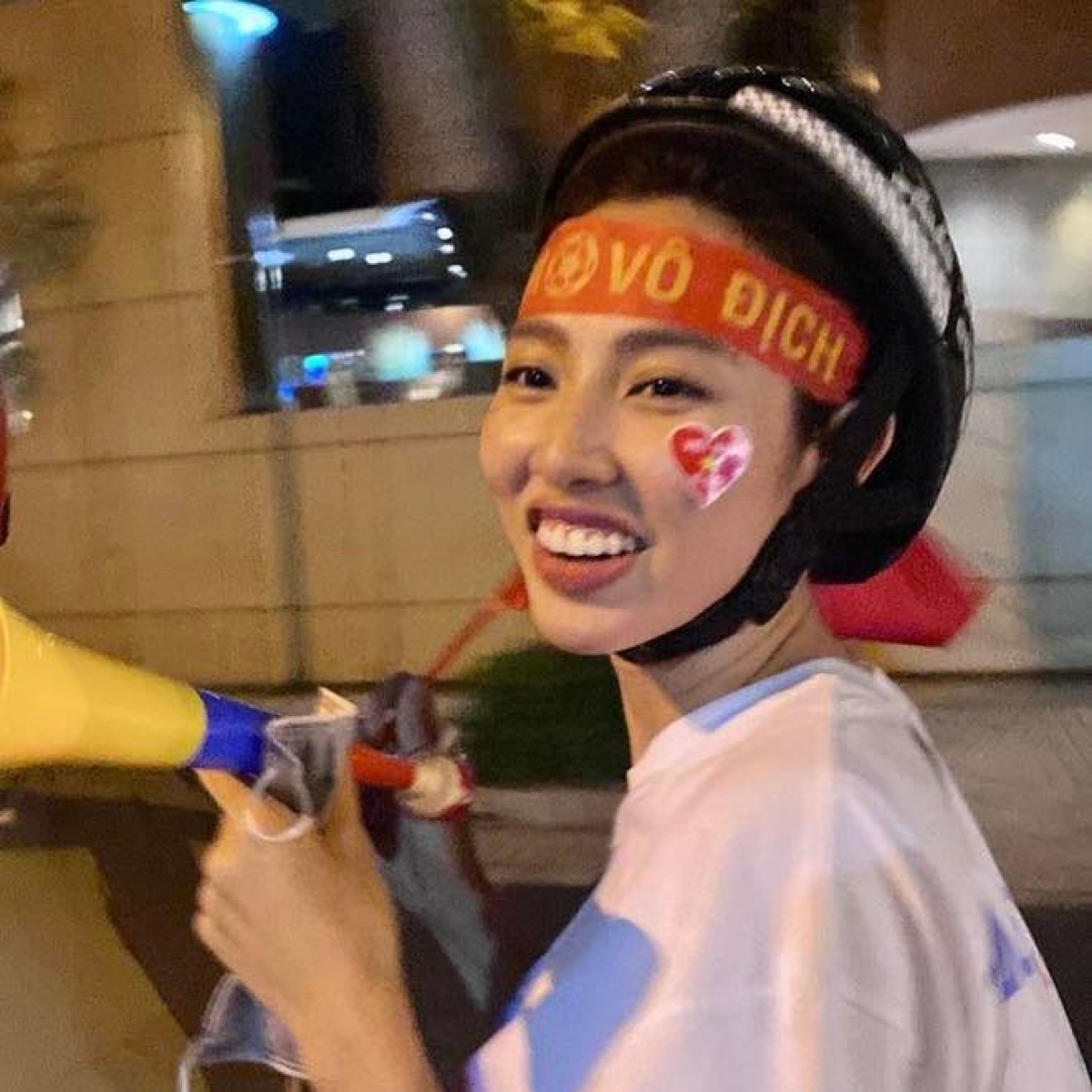 Sao Việt hôm nay 23/5: Dàn sao Việt hào hứng khoe ảnh muôn vàn kiểu "đi bão" Sao Việt hôm nay 23/5: Dàn sao Việt hào hứng khoe ảnh muôn vàn kiểu "đi bão"