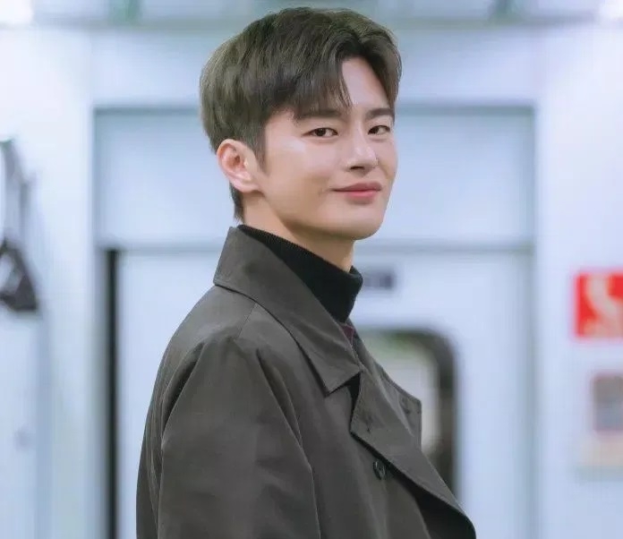 Sao Hàn hôm nay 28/5: Influencer người Pháp xin lỗi IU sau cú xô đẩy trên thảm đỏ Cannes