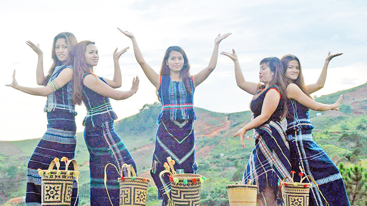 Làng ca sĩ dưới chân núi mẹ