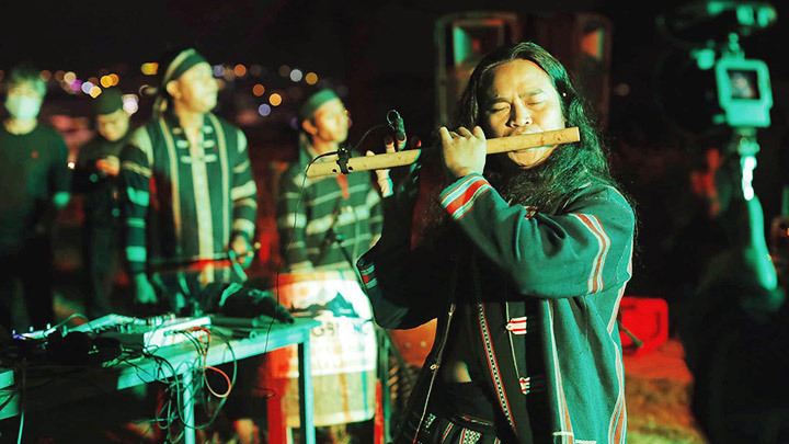 Làng ca sĩ dưới chân núi mẹ