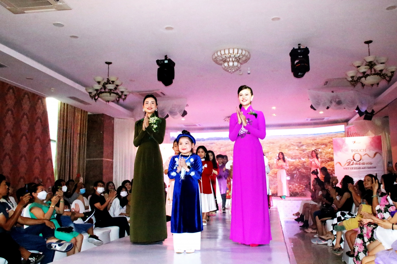 Đêm hội nghệ thuật Viet Up Star