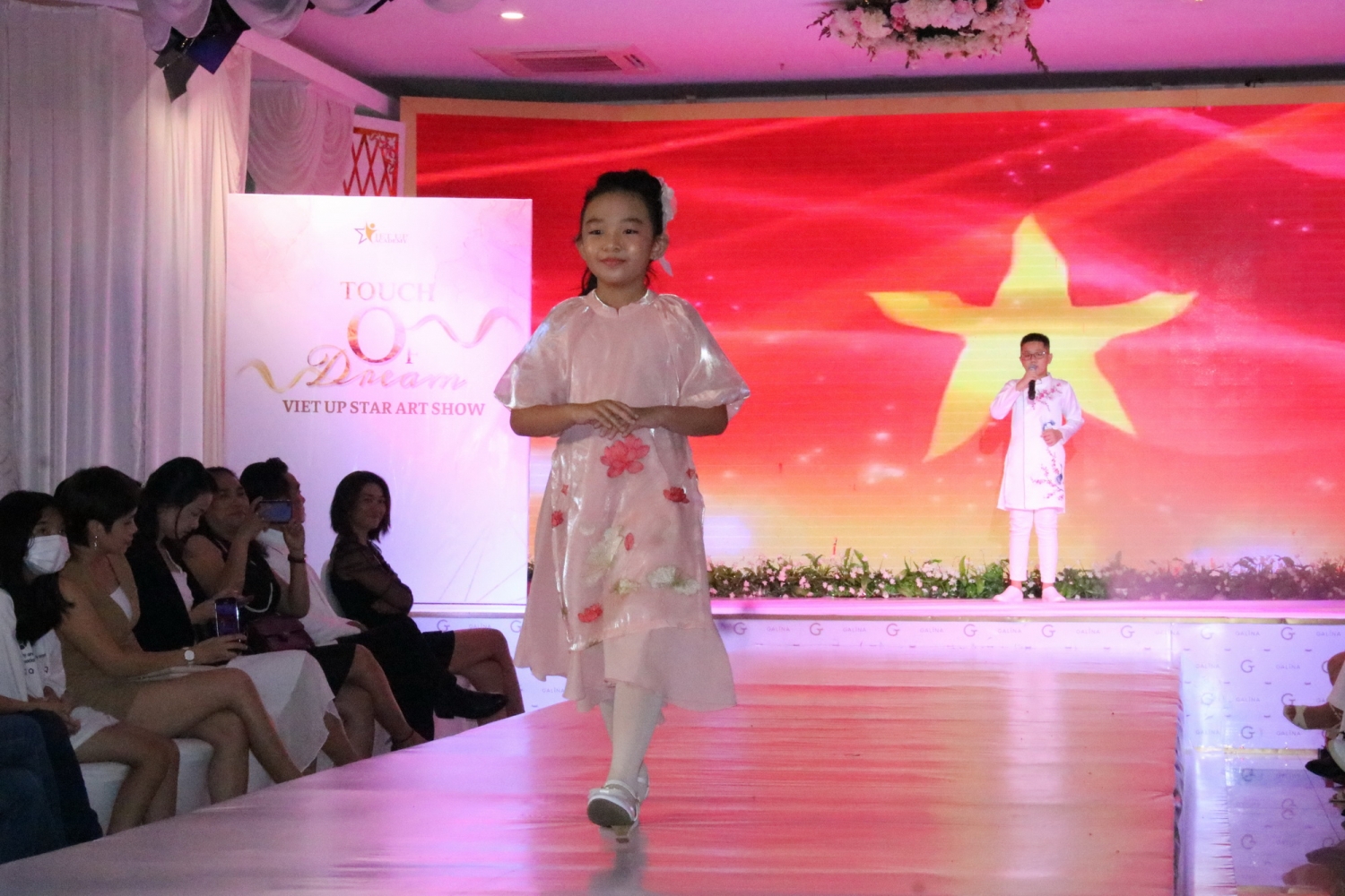 Đêm hội nghệ thuật Viet Up Star