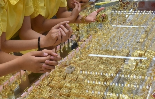 Giá vàng hôm nay 31/5: USD suy yếu, vàng lại nhấp nhổm tăng Giá vàng hôm nay 31/5: USD suy yếu, vàng lại nhấp nhổm tăng