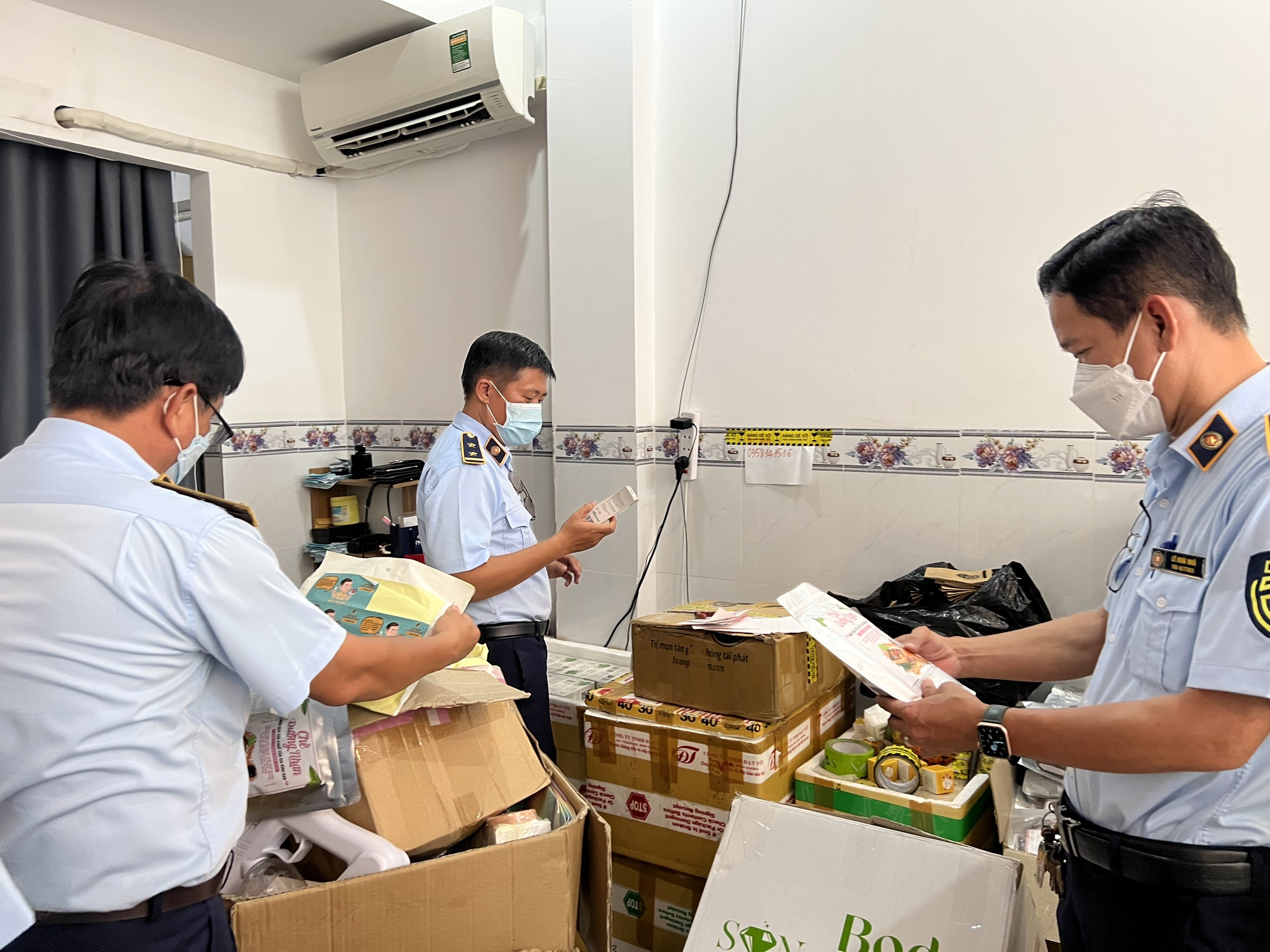 Phát hiện hàng nghìn sản phẩm mỹ phẩm nghi giả mạo các thương hiệu lớn Phát hiện hàng nghìn sản phẩm mỹ phẩm nghi giả mạo các thương hiệu lớn