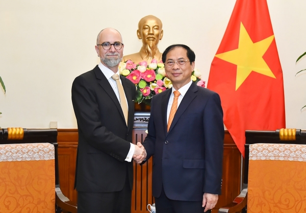 Bộ trưởng Ngoại giao Bùi Thanh Sơn tiếp Đại sứ Canada tại Việt Nam