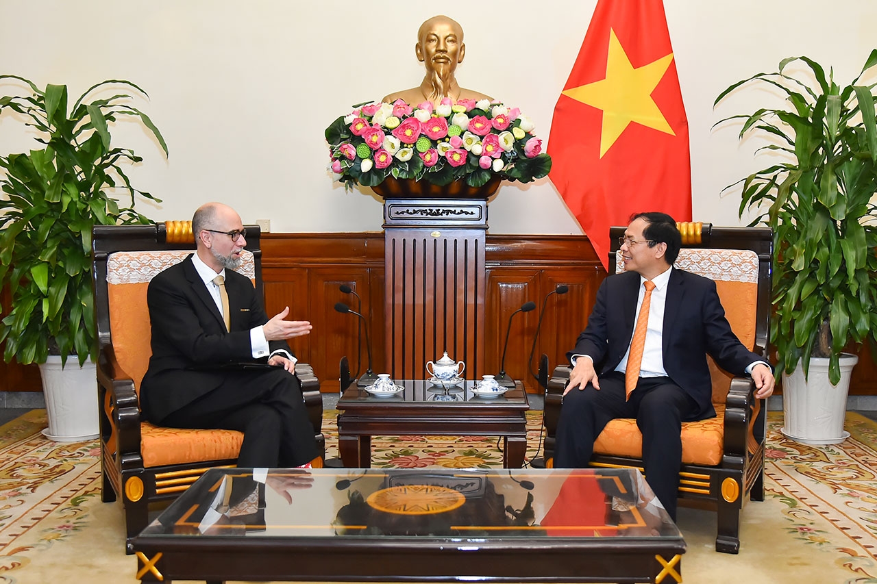 Bộ trưởng Ngoại giao Bùi Thanh Sơn tiếp Đại sứ Canada tại Việt Nam