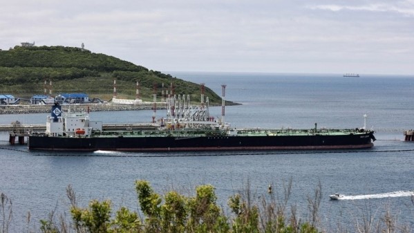 Giá dầu tăng do nguồn cung khan hiếm, áp lực bùng phát dịch Covid-19