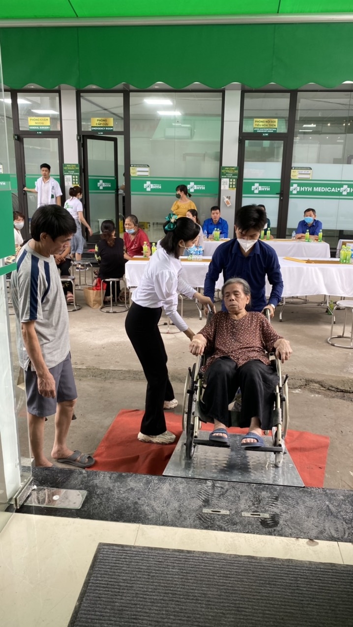 Bệnh viện Hữu Nghị Quốc tế Hà Nội tổ chức thăm khám, tặng quà miễn phí cho gia đình chính sách Bệnh viện Hữu Nghị Quốc tế Hà Nội tổ chức thăm khám, tặng quà miễn phí cho gia đình chính sách