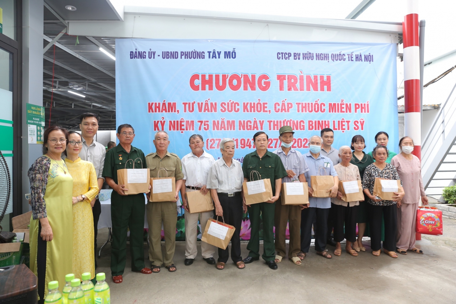 Bệnh viện Hữu Nghị Quốc tế Hà Nội tổ chức thăm khám, tặng quà miễn phí cho gia đình chính sách Bệnh viện Hữu Nghị Quốc tế Hà Nội tổ chức thăm khám, tặng quà miễn phí cho gia đình chính sách