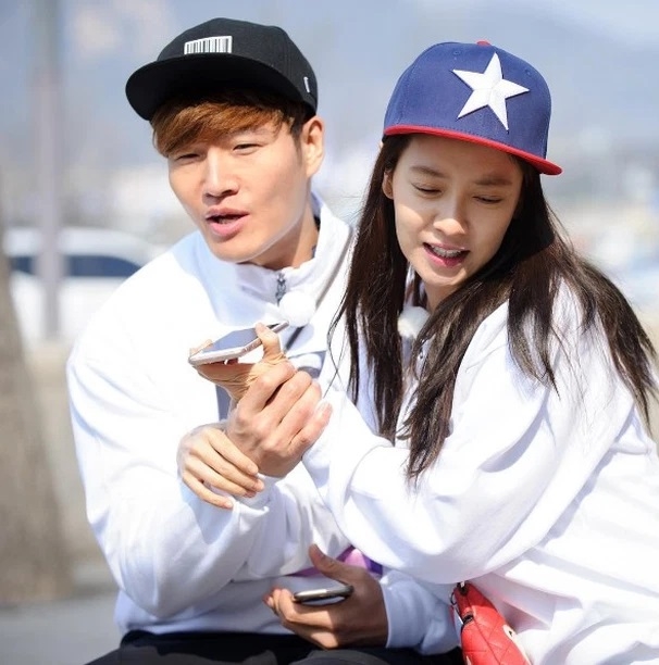 Sao Hàn hôm nay 10/7: Song Ji Hyo bất ngờ hé lộ “chuyện tình cảm” với Kim Jong Kook