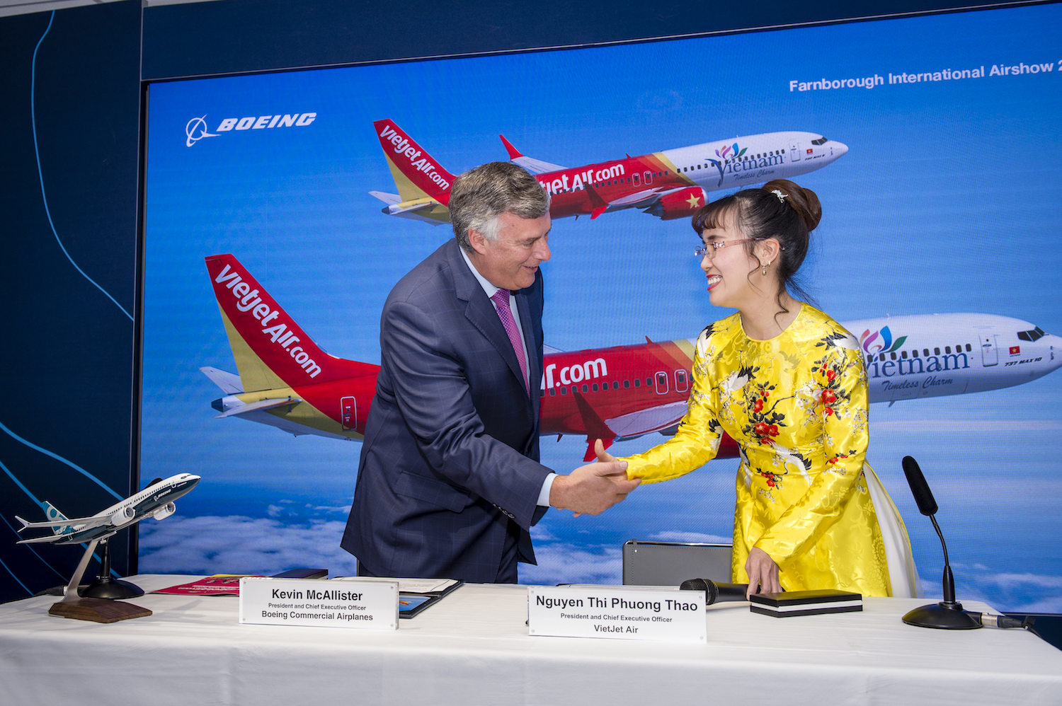 CEO Vietjet Air: “Đừng tiết kiệm ước mơ và không lãng phí thì giờ” CEO Vietjet Air: “Đừng tiết kiệm ước mơ và không lãng phí thì giờ”